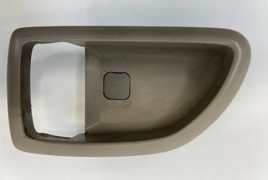 03-09 KIA SORENTO FRONT LEFT DRIVER SIDE INNER DOOR HANDLE BEZEL TRIM 826213E000