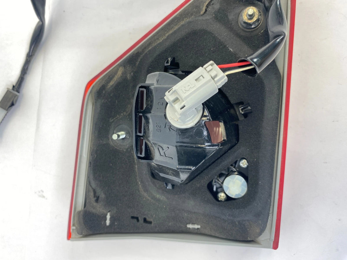 2011-2013 TOYOTA COROLLA REAR RIGHT SIDE INNER LID TAIL LIGHT TAILLIGHT LAMP OEM