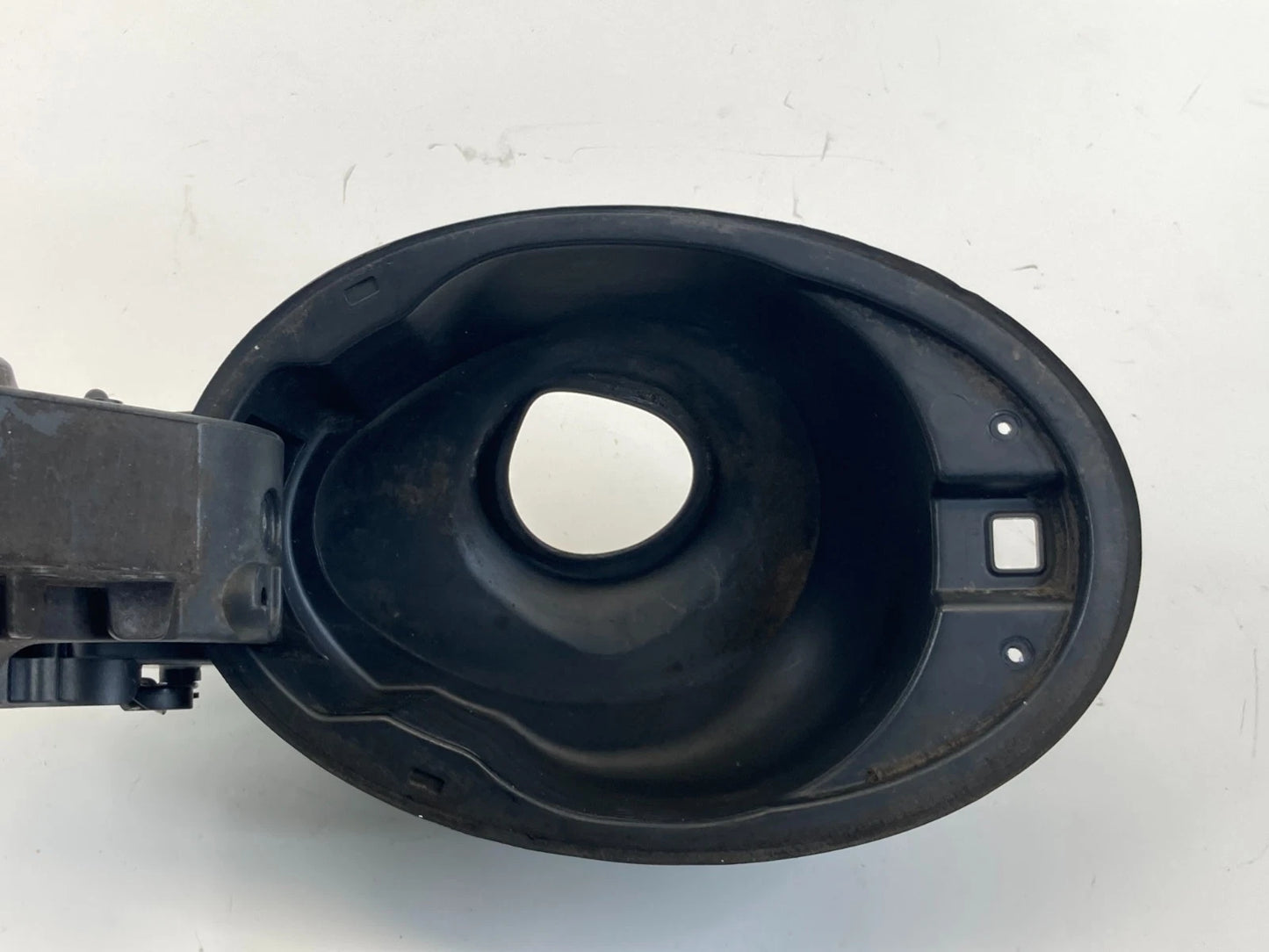 2007-2012 MERCEDES-BENZ GL450 SEDAN FUEL TANK DOOR LID GAS COVER 2105849717 OEM