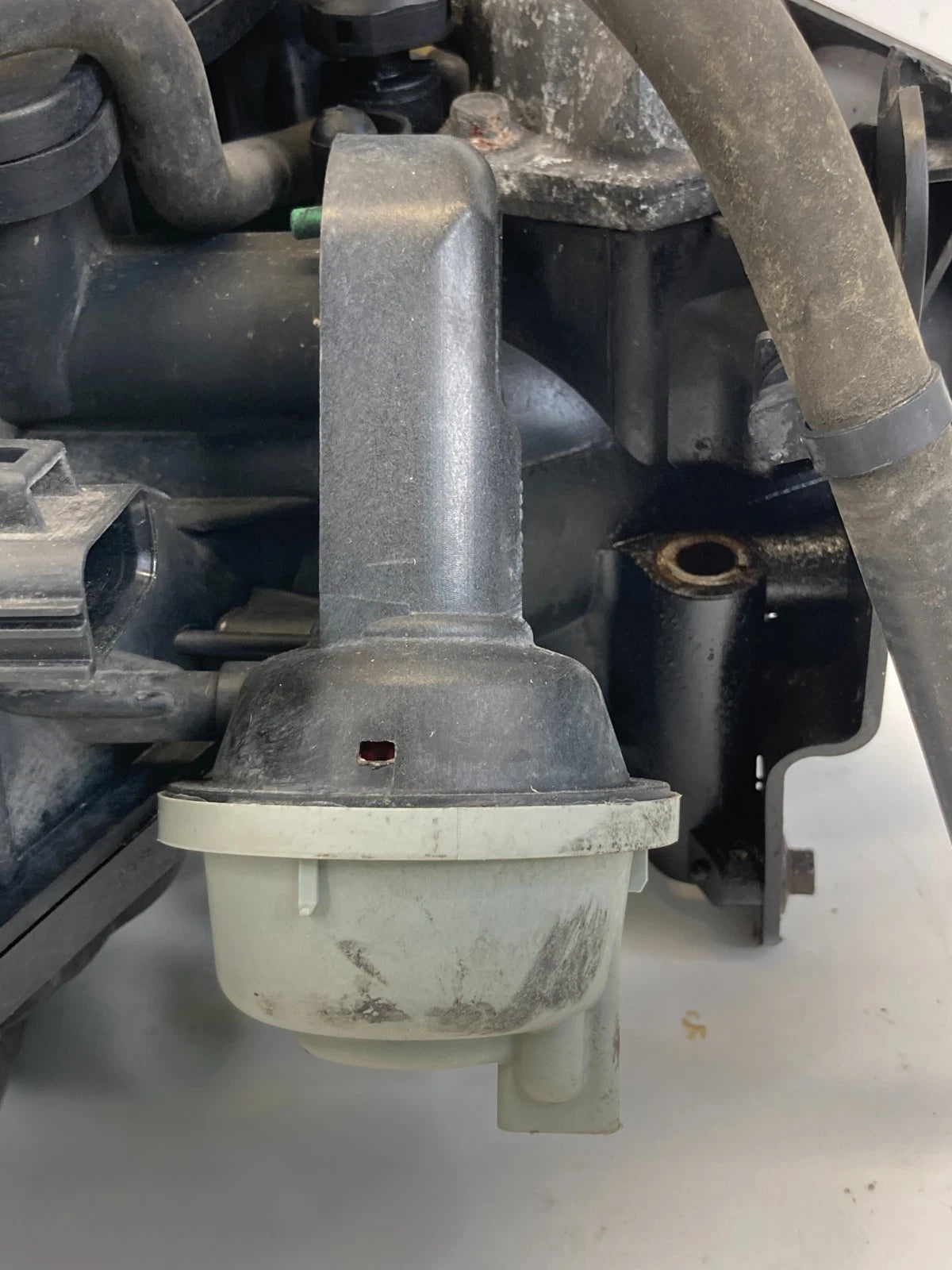 2007 FORD ESCAPE MERCURY MARINER 2.3L A/T INTAKE MANIFOLD UPPER PLENUM W /SENSOR