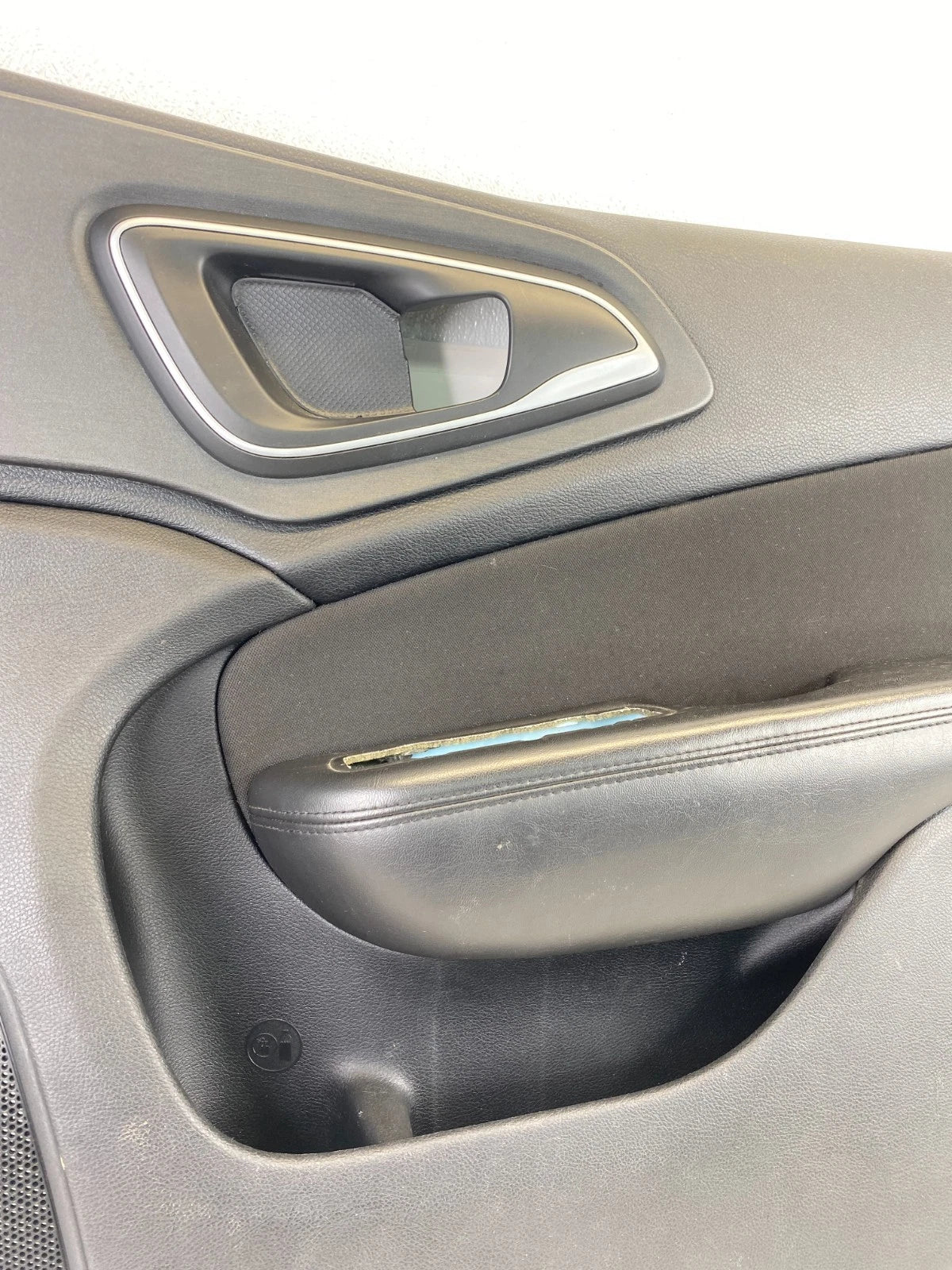 2015 2016 2017 CHRYSLER 200 FRONT RIGHT SIDE INTERIOR DOOR PANEL ASSY 5MC30DX9AB