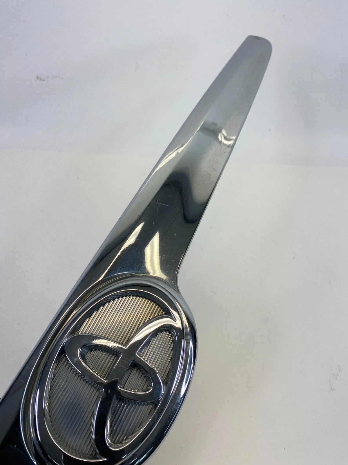 2003 2004 TOYOTA AVALON REAR TRUNK LID MOLDING HANDLE GARNISH 76801-07010 OEM