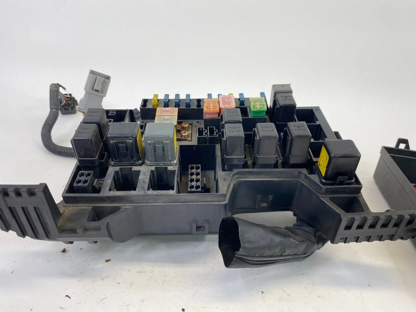 1992-2002 ISUZU TROOPER ENGINE FUSE AND RELAY BLOCK BOX ASSEMBLY OEM