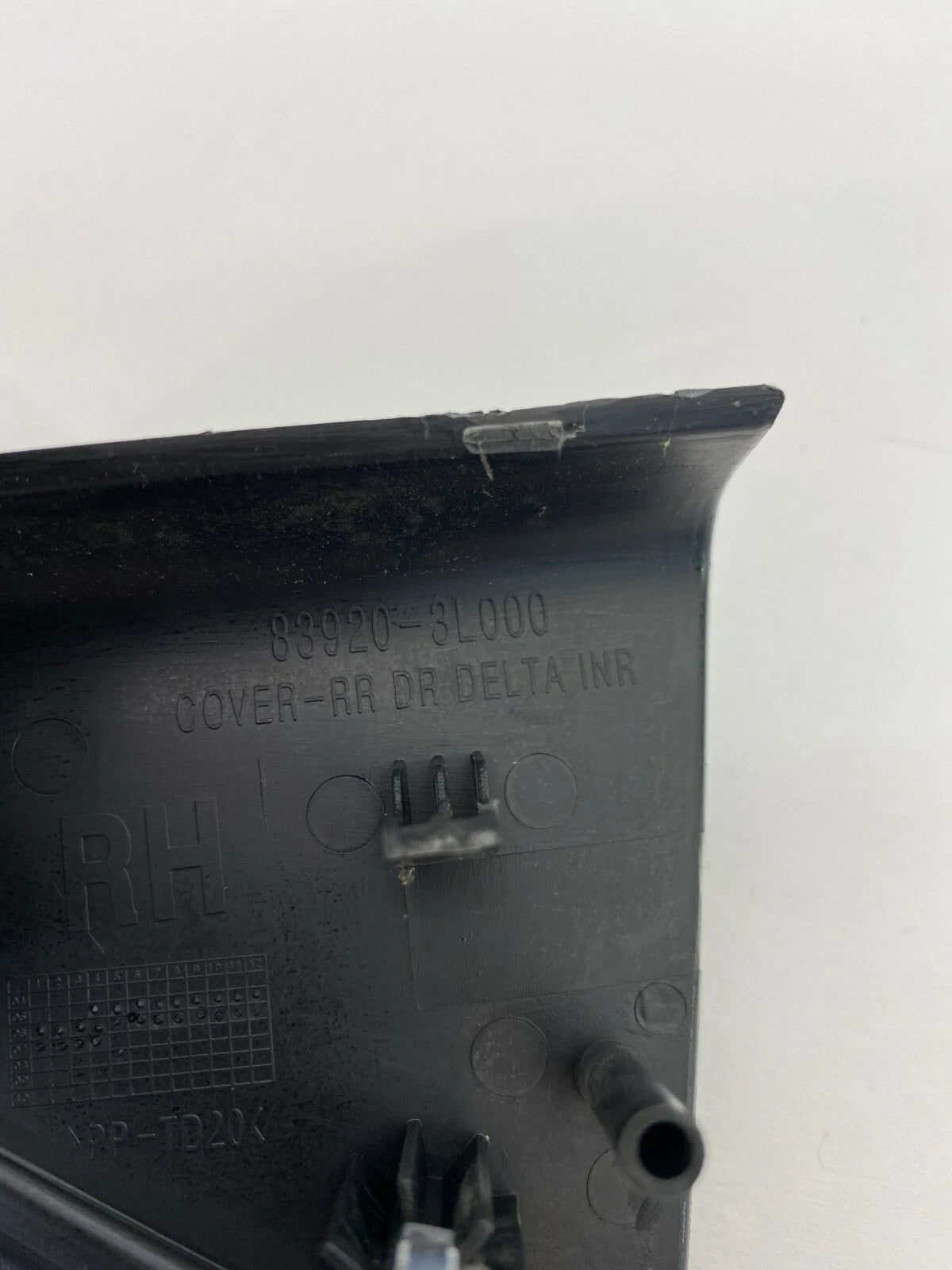 06-11 HYUNDAI AZERA REAR RIGHT INNER DOOR DELTA CORNER COVER TRIM 83920-3L000