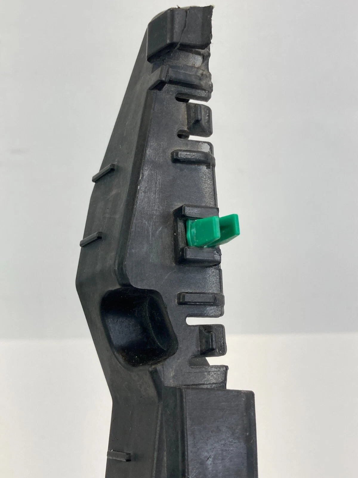 2015 -2017 HYUNDAI SONATA FRONT LEFT DRIVER BUMPER BRACKET MOUNT RETAINER OEM