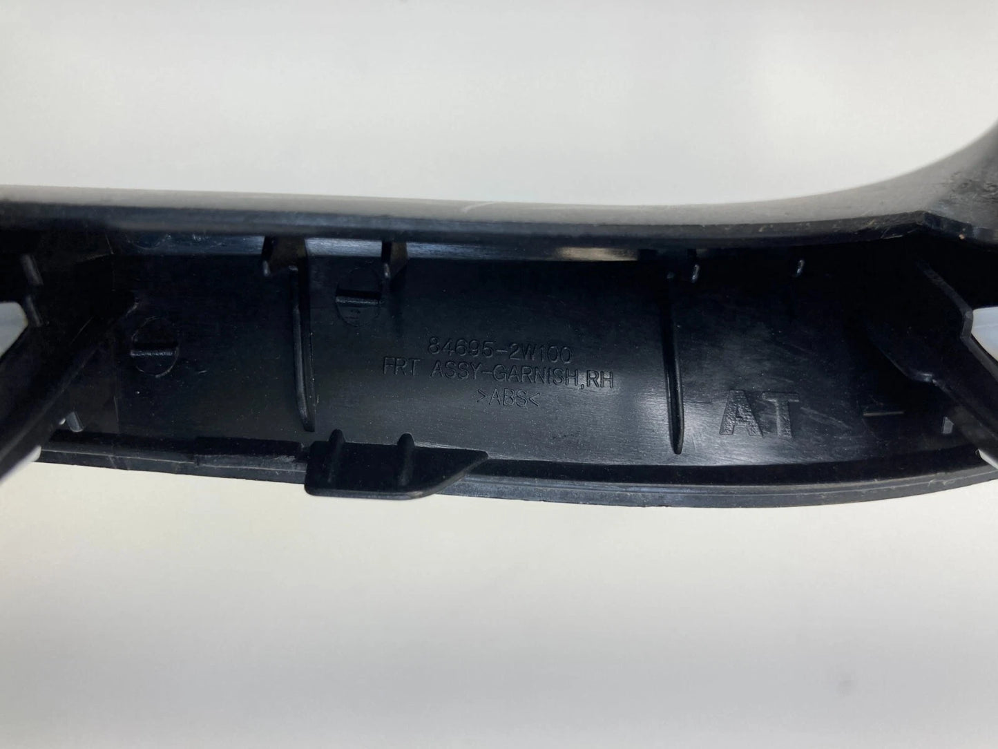 2013-2018 HYUNDAI SANTA FE SPORT CENTER CONSOLE FORWARD UPPER TRIM MOLDING SET