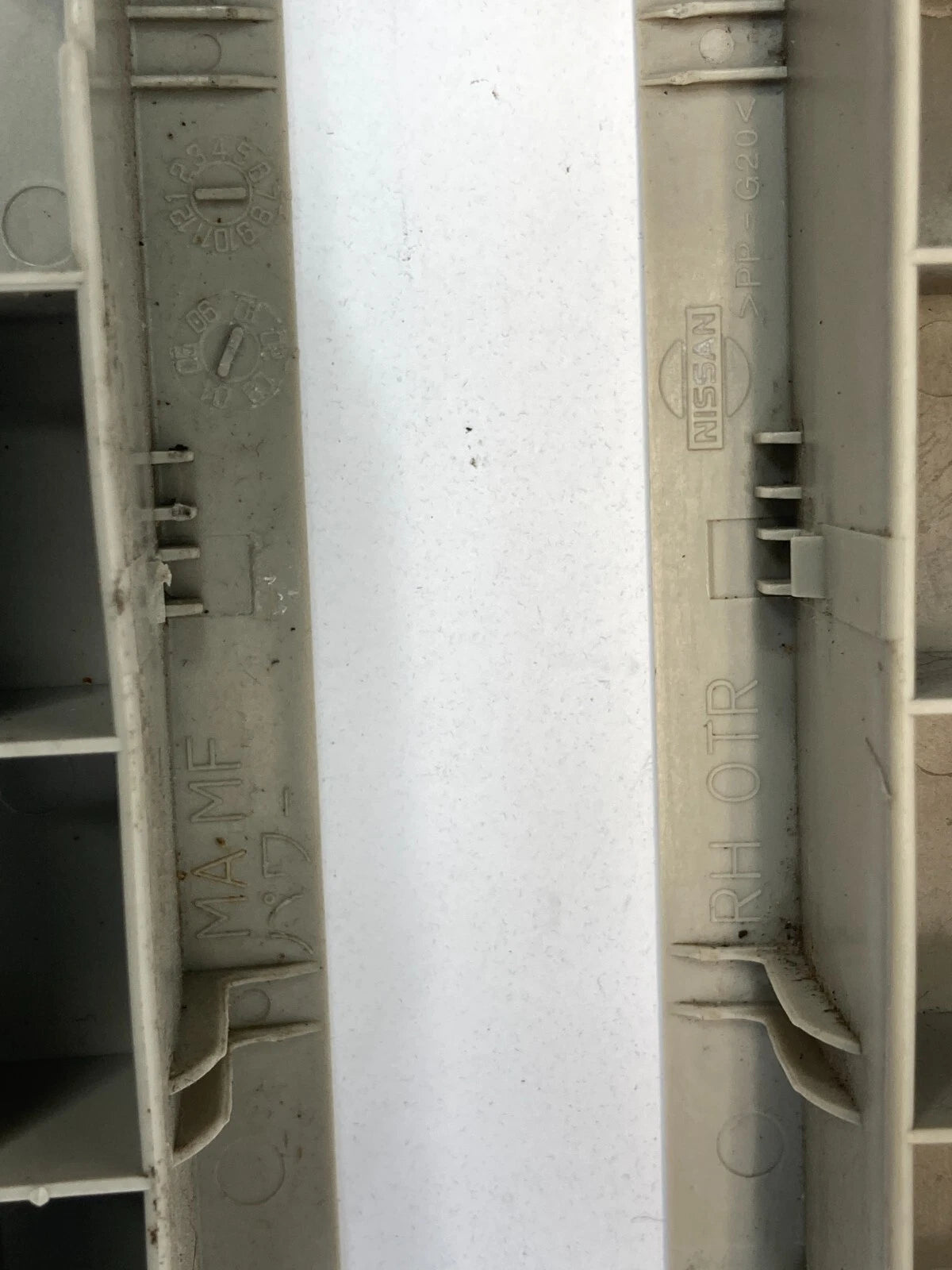 2003 2004 03 04 INFINITI G35 FRONT RIGHT SEAT TRACK COVER TRIM FLOOR OEM