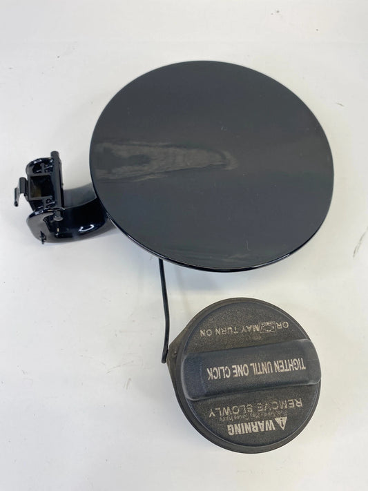 2011-2015 KIA SORENTO FUEL FILLER DOOR GAS LID COVER W/ CAP BLACK 695102P000 OEM