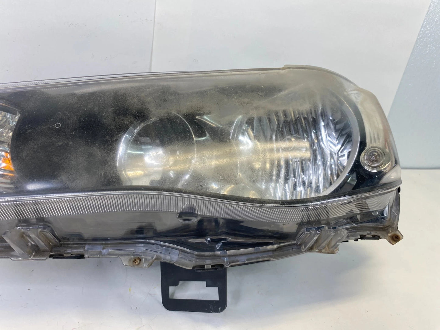 2010-2013 MITSUBISHI OUTLANDER FRONT LEFT SIDE HALOGEN HEADLIGHT HEAL LAMP OEM
