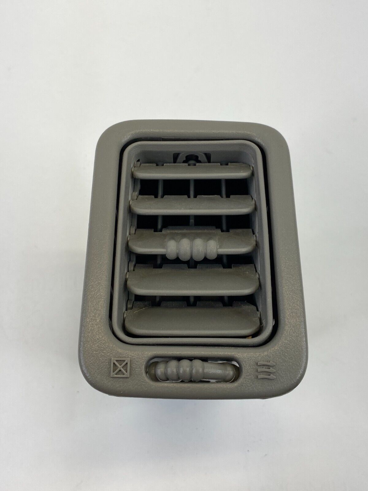 2000-2006 GMC Yukon Chevrolet Suburban AC A/C Dashboard Right Air Vent 15717350