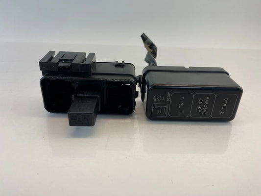 2006 INFINITI G35 3.5L V6 A/T FUSE RELAY BOX PASSIVE ENTRY W/ COVER OEM