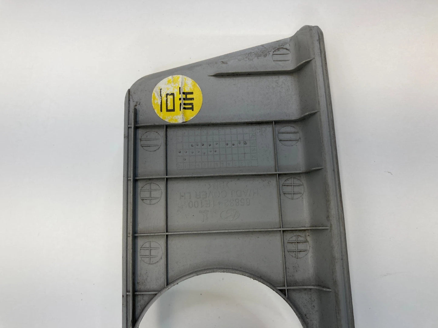 06-11 HYUNDAI ACCENT SEDAN FRONT LEFT SEAT BELT ADJUSTER COVER 85833-1E100 OEM