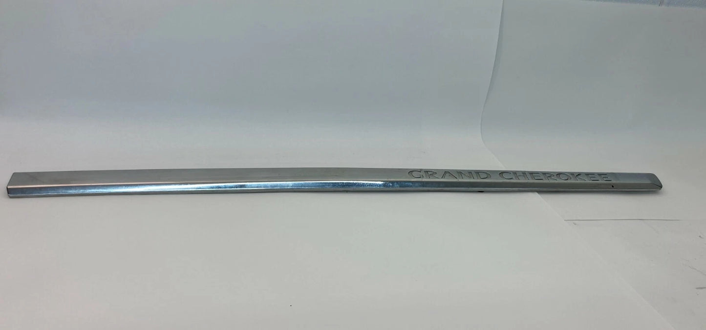 06 07 JEEP GRAND CHEROKEE FRONT RH PASSENGER DOOR LOWER MOLDING 04806274AA OEM