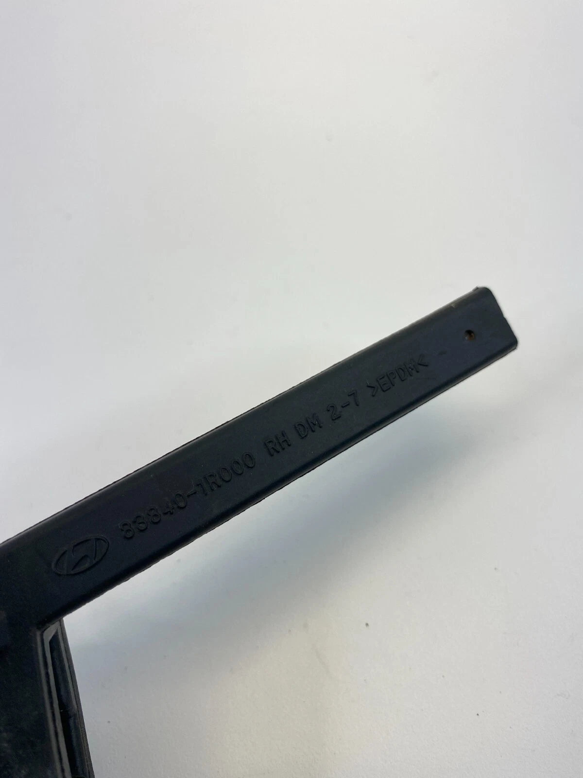 12-17 HYUNDAI ACCENT SEDAN REAR RIGHT DOOR EXTERIOR CORNER MOLDING 83840-1R000