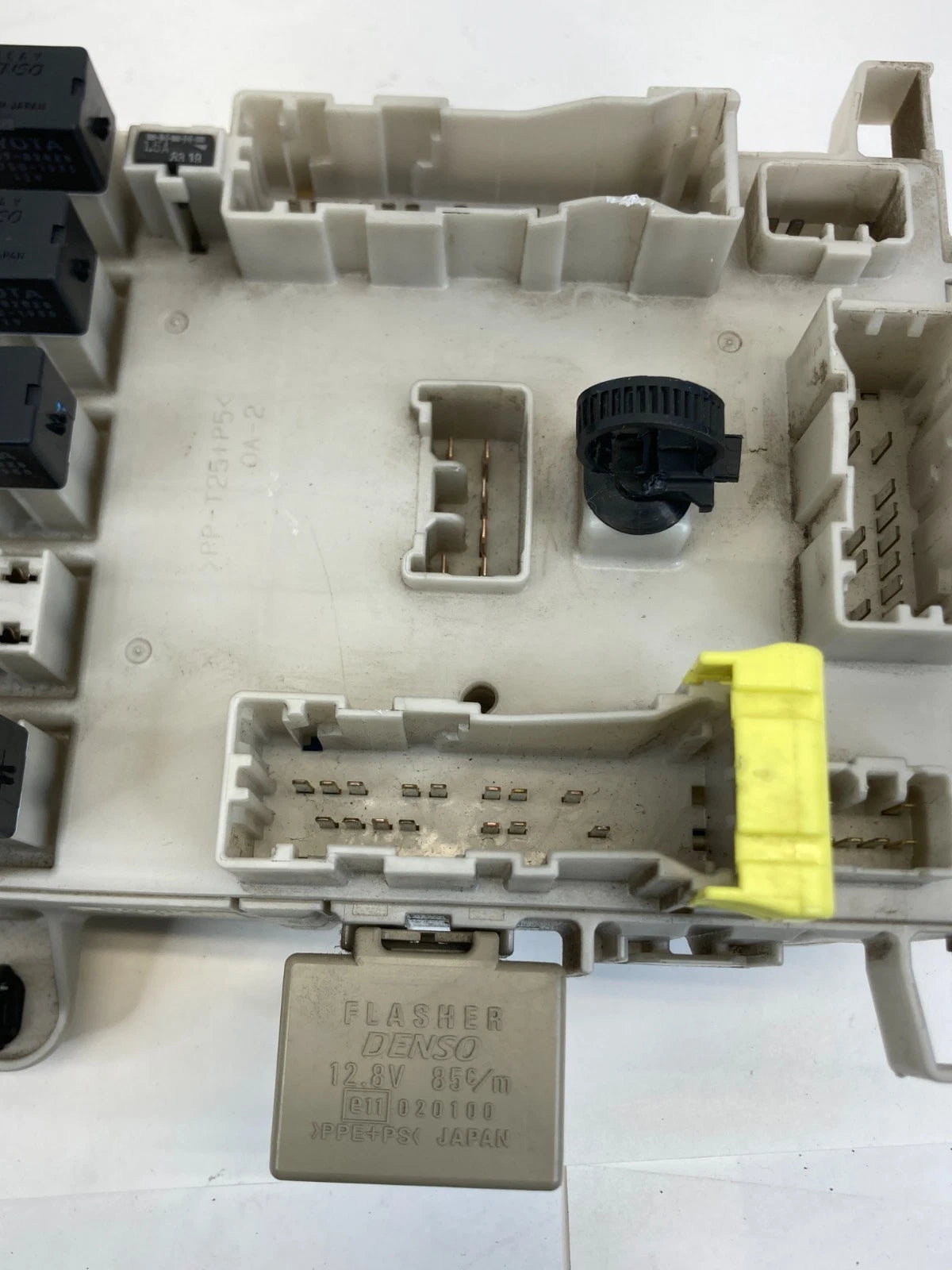 2001–2005 TOYOTA RAV4 INTERIOR DASH CABIN FUSE & RELAY JUNCTION BLOCK BOX OEM