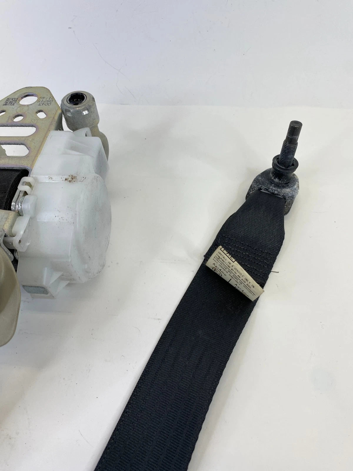 2009-2013 Infiniti G37 Front Left Driver Side Seat Belt Retractor 7Q4590-P OEM