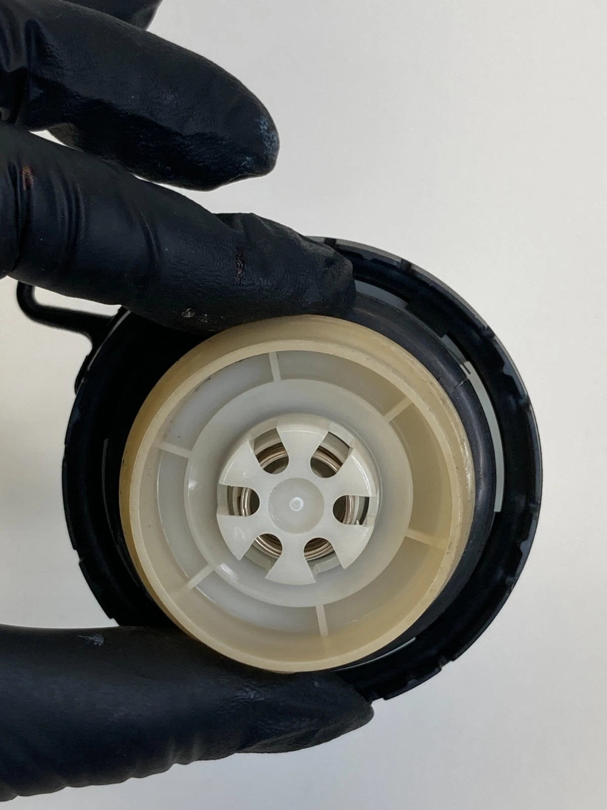 05-13 TOYOTA COROLLA 04-13 MATRIX SEDAN FUEL GAS TANK FILLER LID COVER CAP OEM