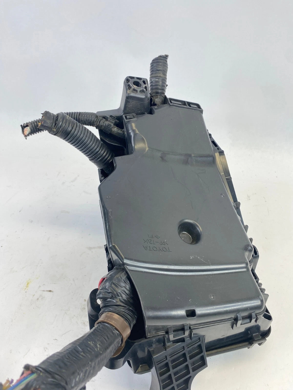 2009-2015 TOYOTA VENZA FRONT ENGINE COMPARTMENT FUSE BOX OEM FACTORY 82720-0T020