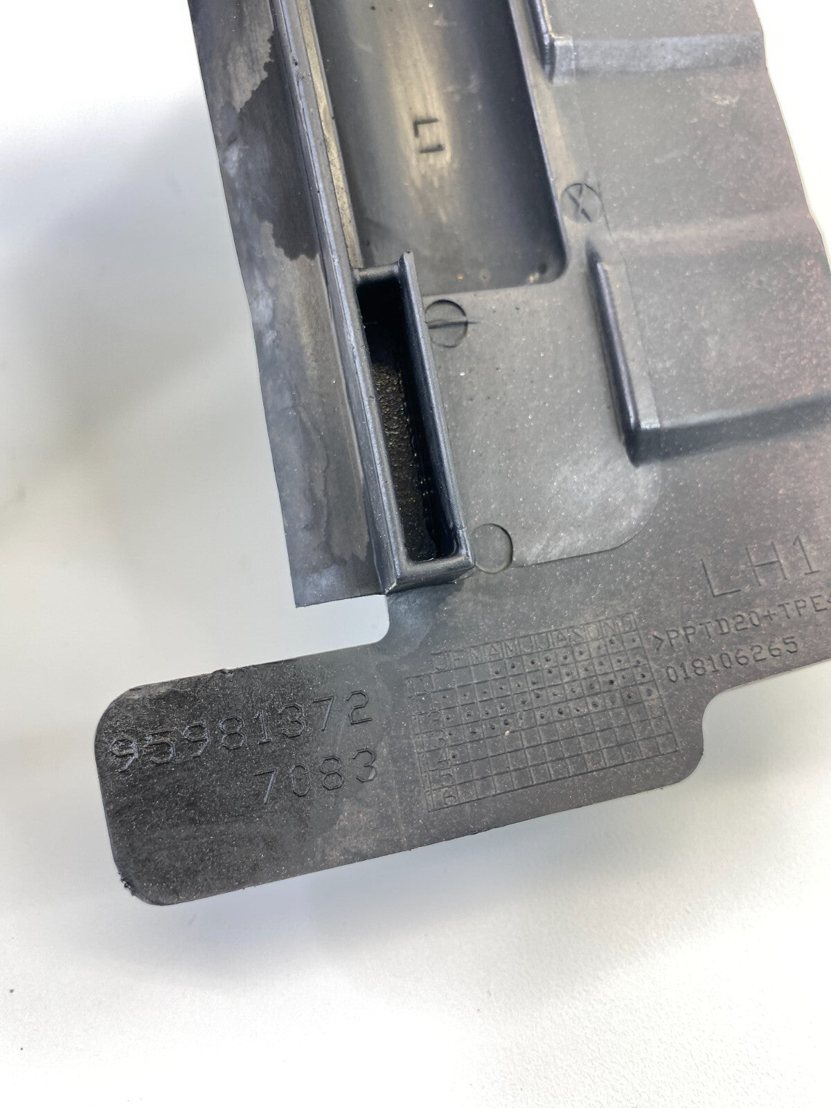 11-16 Chevy Cruze Left Radiator Air Baffle Splash Guard Support Seal 95981372