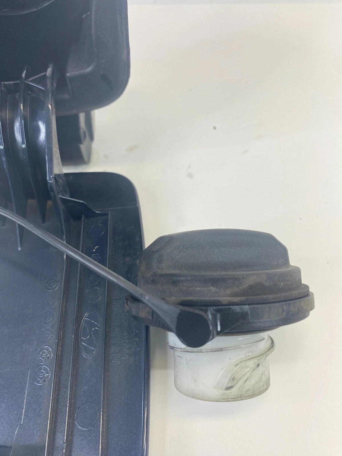 2011-2015 Hyundai Sonata Fuel Filler Door Gas Lid Cover w/ Cap 69510-3S000 OEM