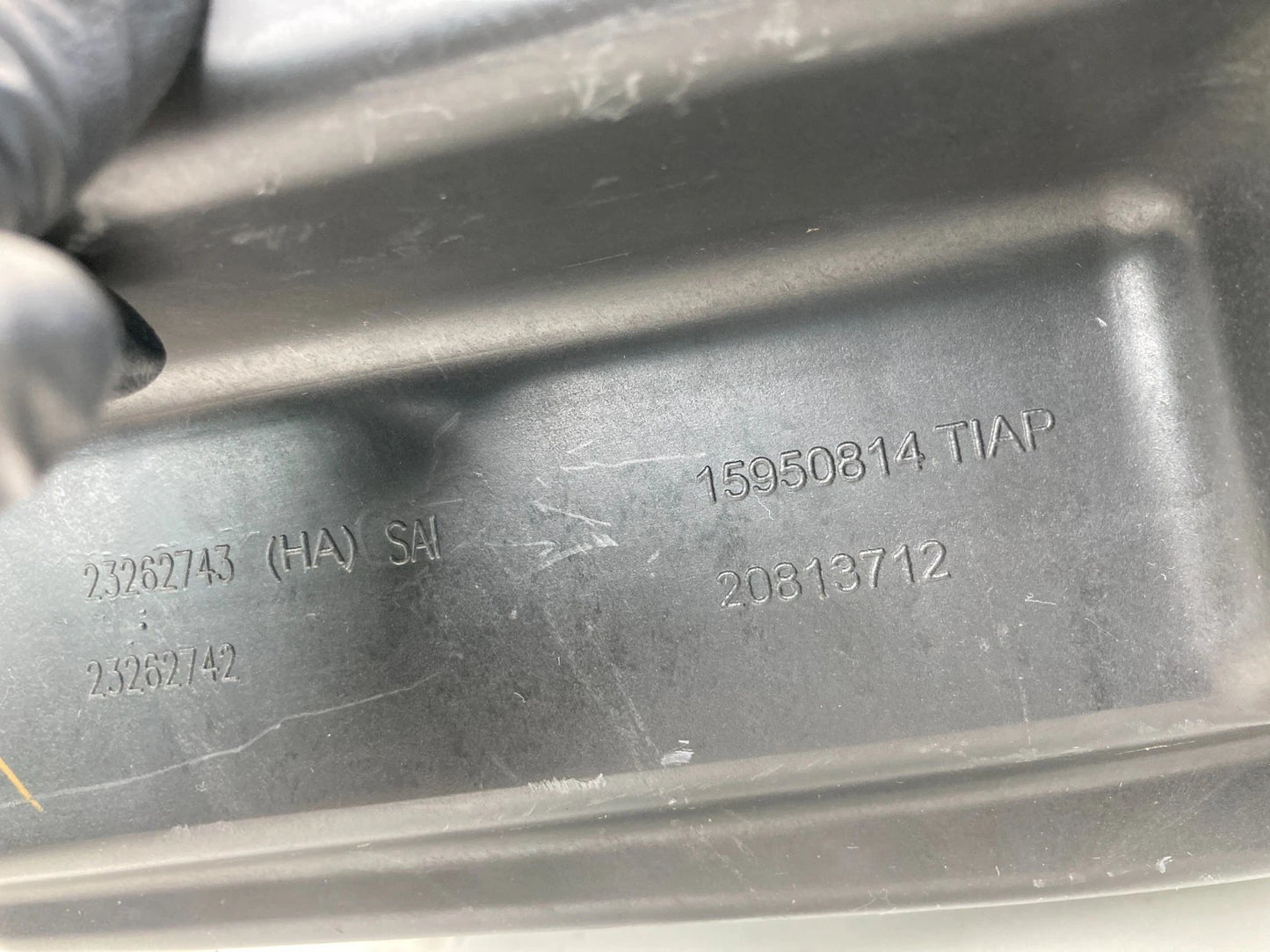 2012-2017 GMC TERRAIN ENGINE AIR CLEANER INTAKE FILTER BOX ASSEMBLY 23262743 OEM