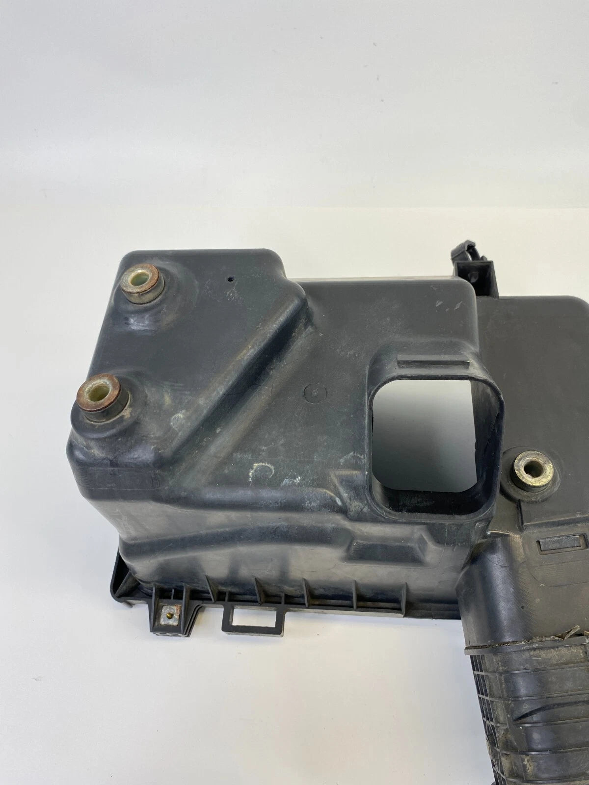2004-2006 TOYOTA CAMRY 3.0L LOWER AIR INTAKE CLEANER FILTER BOX OEM 17701-0A100