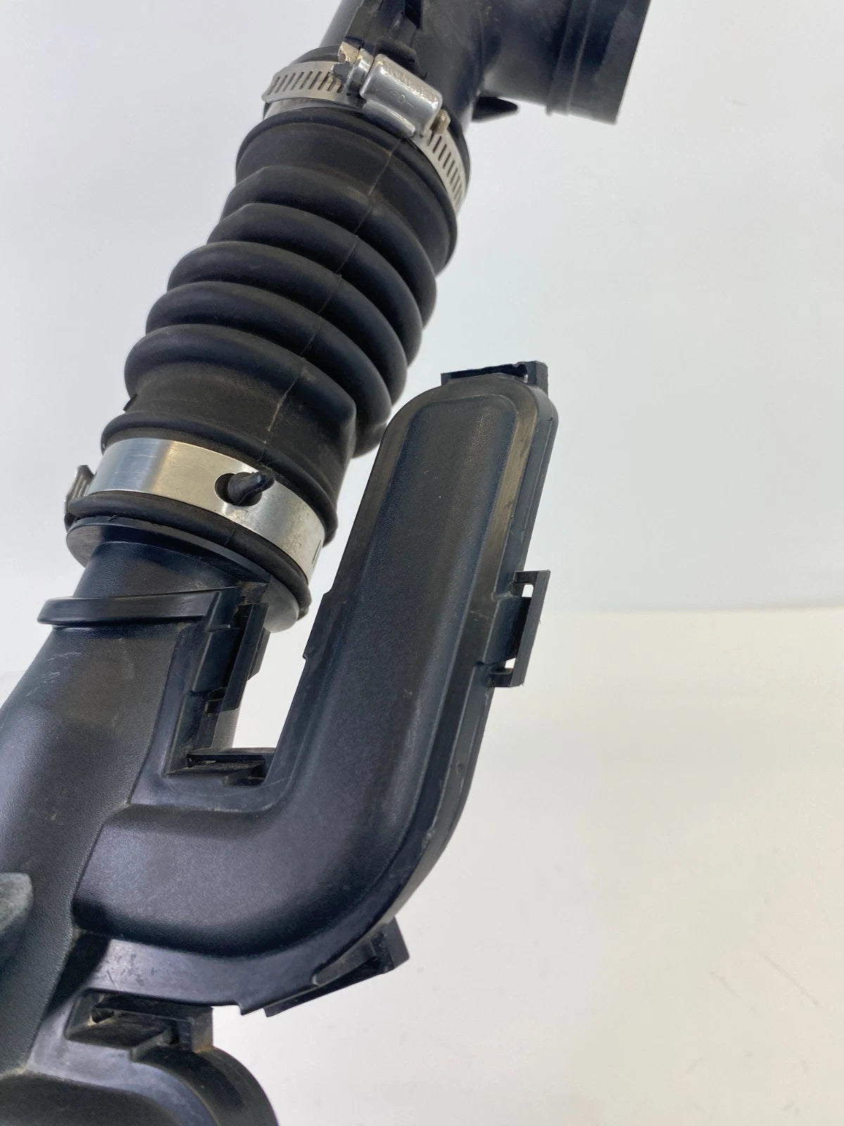 2013-2019 Nissan Versa 1.6L L4 Air Intake Cleaner Resonator Duct Hose Tube Pipe