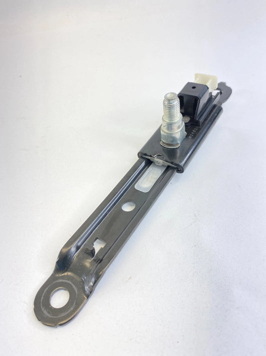 2009 2010 PONTIAC VIBE HATCHBACK FRONT LEFT OR RIGHT SEAT BELT HEIGHT ADJUSTER
