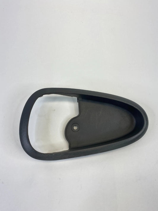 99-05 PONTIAC GRAND AM REAR RIGHT SIDE INTERIOR DOOR HANDLE COVER BEZEL 22617660