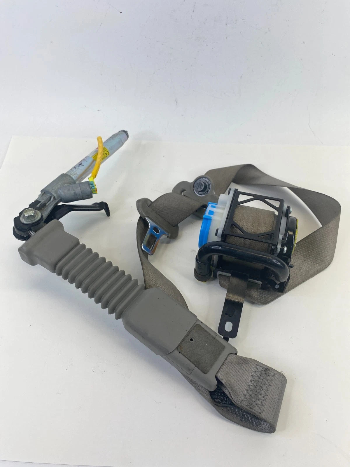 15-17 KIA SEDONA FRONT RIGHT PASSENGER SIDE SEAT BELT RETRACTOR 88820-A9500 OEM