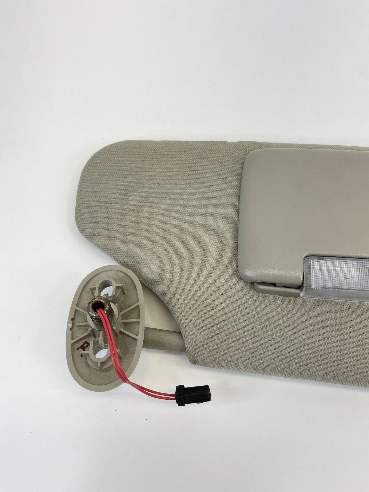 05-10 JEEP GRAND CHEROKEE RIGHT PASSENGER SIDE SUNVISOR SUN VISOR W/ LIGHT OEM