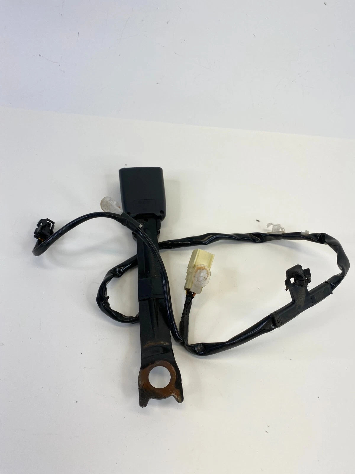 2005-2008 Pontiac Vibe Front Left Driver Seat Belt Buckle 56458-A OEM