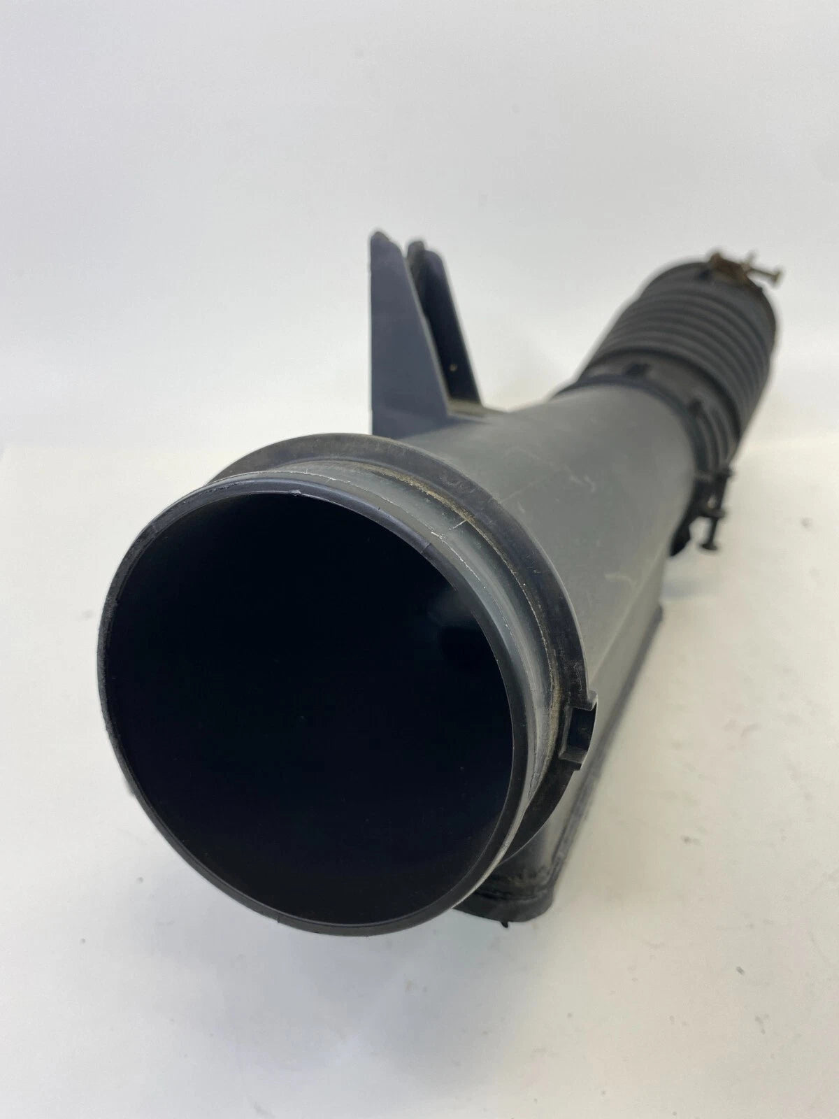 2009-2011 KIA BORREGO 3.8L V6 ENGINE AIR INTAKE HOSE DUCT TUBE OEM 28139-2J200