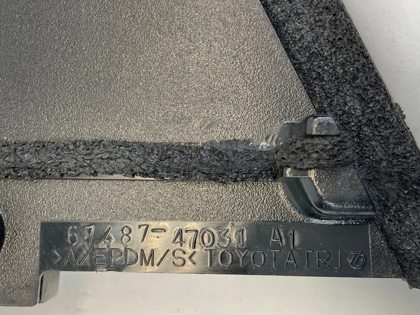 04-09 TOYOTA PRIUS REAR RIGHT SIDE DOOR INTERIOR CORNER COVER 67487-47031 OEM