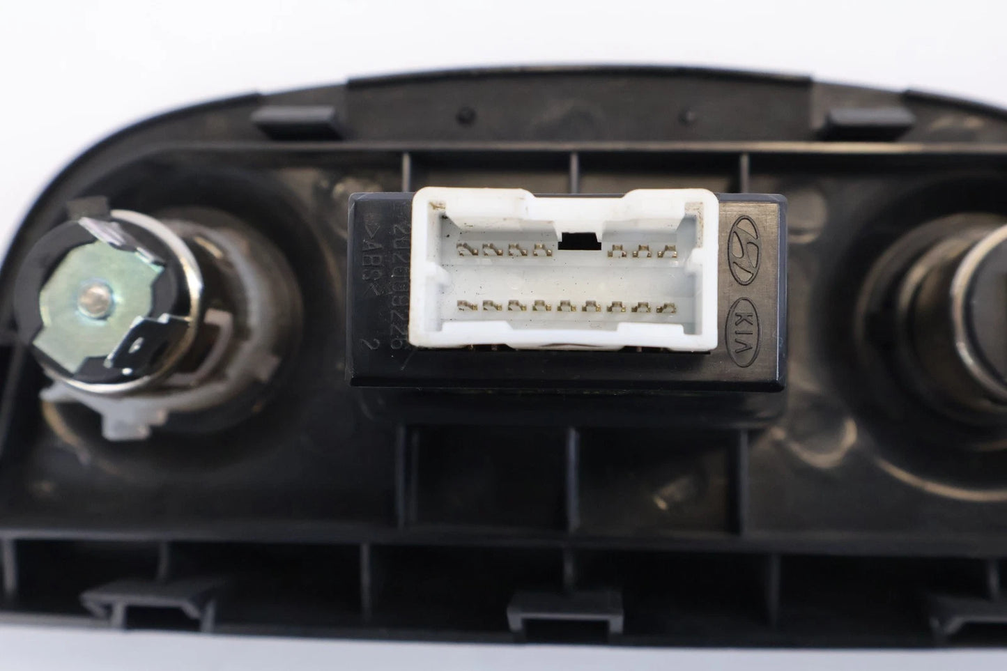 2006-2011 HYUNDAI ACCENT JACK AUX IPOD USB PORT CONNECTOR BEZEL OEM