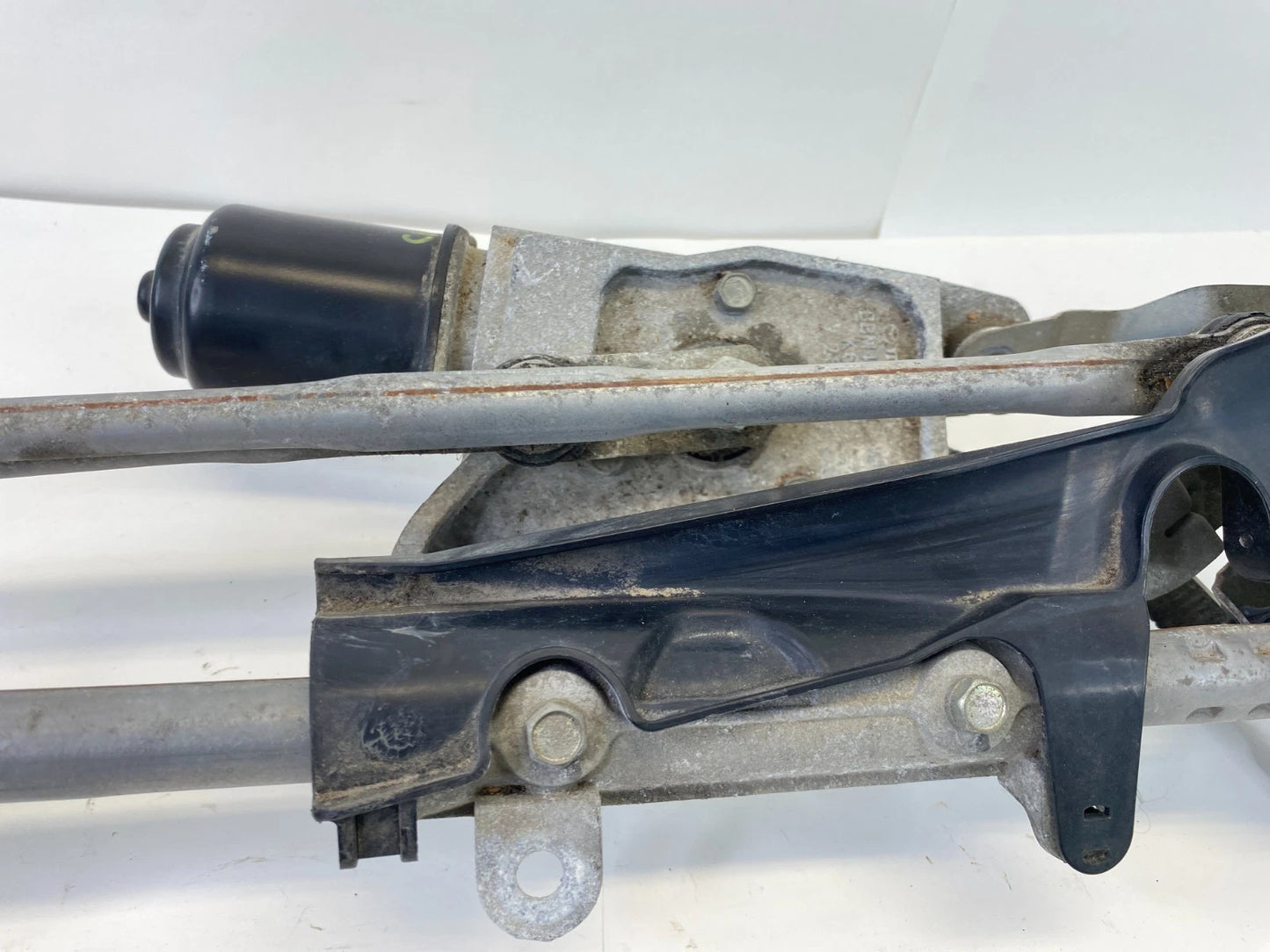 2010 2011 MAZDA3 FRONT WINDSHIELD WIPER MOTOR W/ LINKAGE BBM4-67-37X OEM