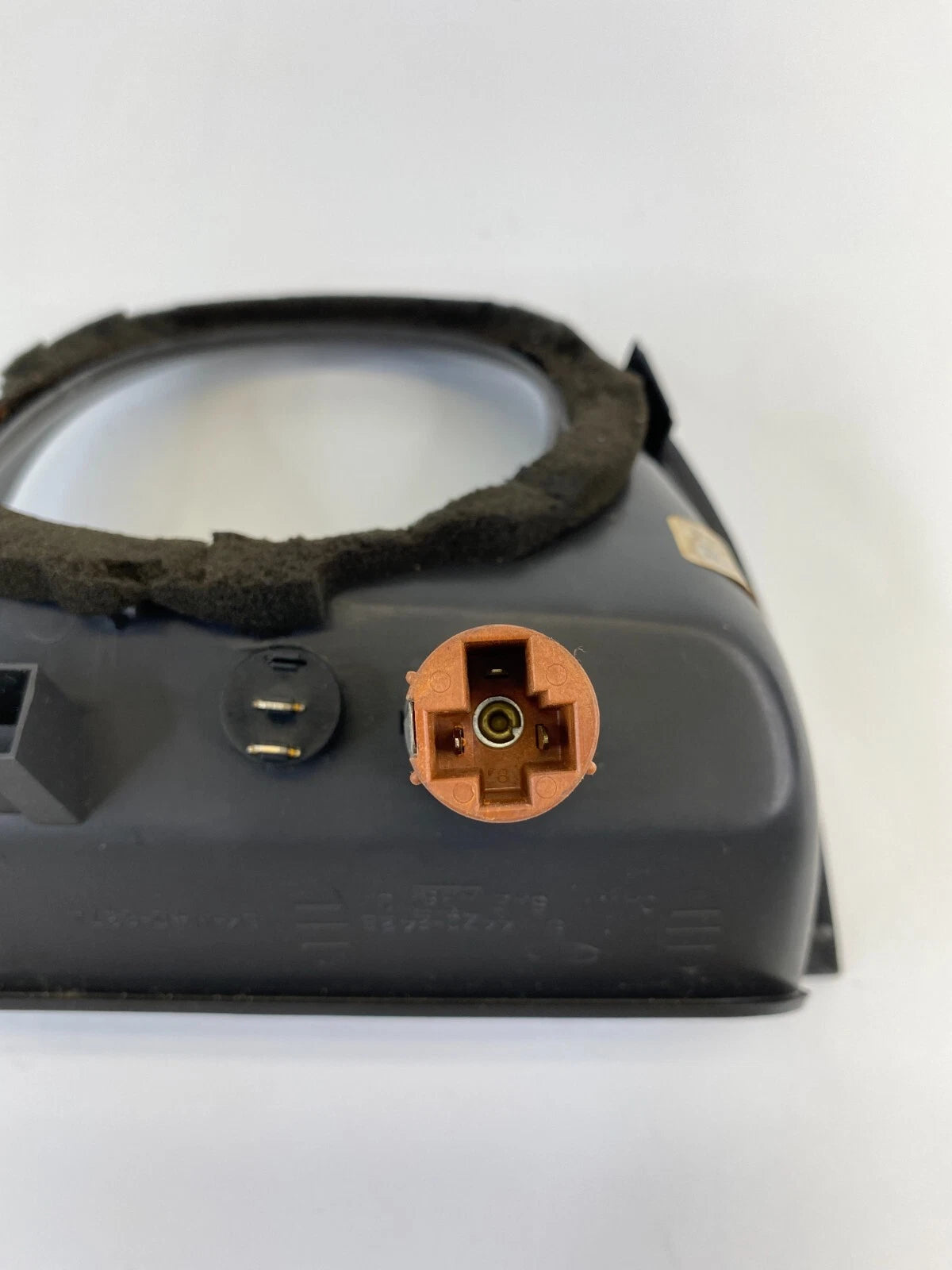 99-02 FORD MUSTANG CENTER CONSOLE SHIFTER TRIM BEZEL W/ POWER OUTLET WSKM4D827A
