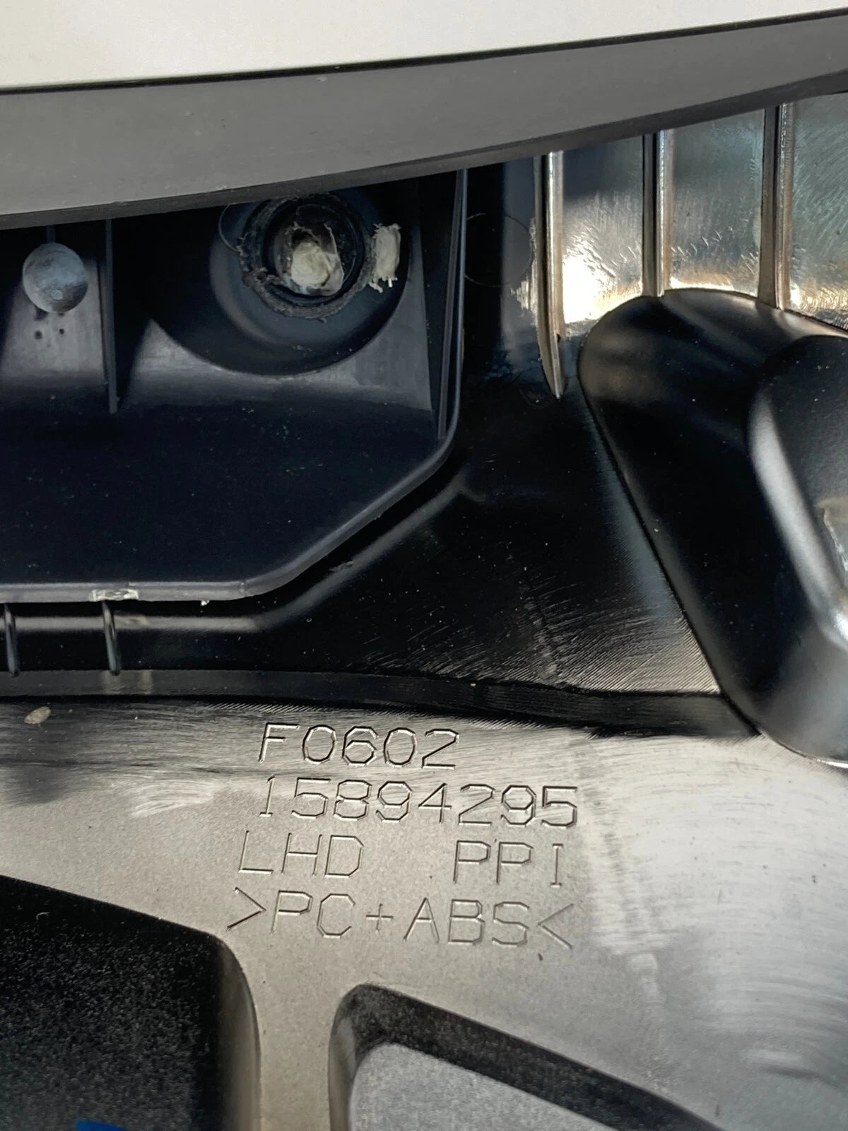2010-2012 CADILLAC SRX SPEEDOMETER INSTRUMENT CLUSTER DASH BEZEL TRIM 15894295
