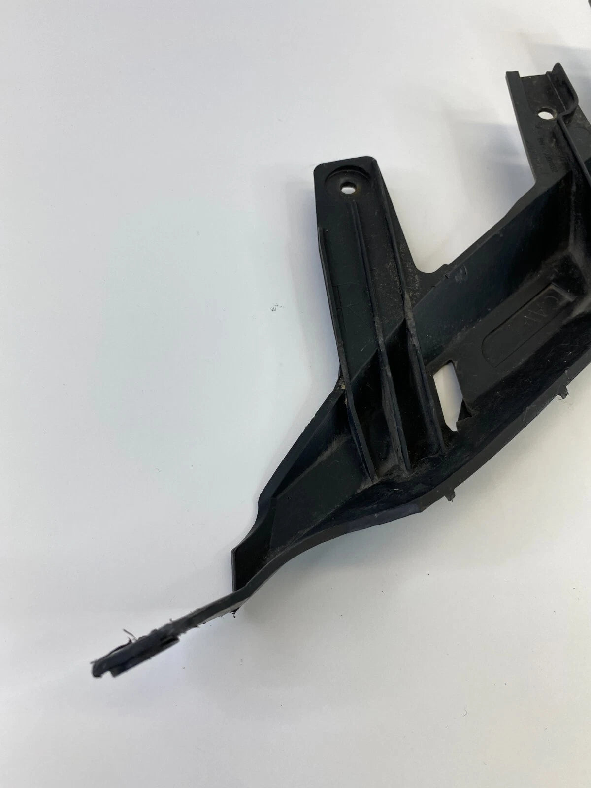 2013-2015 CHEVROLET MALIBU FRONT RIGHT HEADLIGHT RETAINER BRACKET OEM 20809852