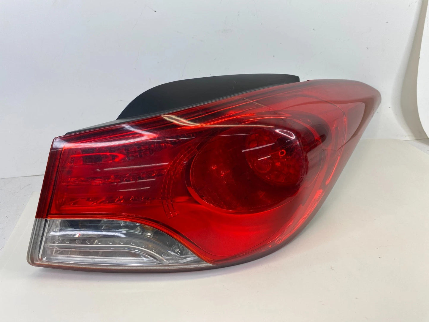 2011-2013 HYUNDAI ELANTRA SEDAN REAR RIGHT PASSENGER OUTER TAIL LIGHT TAILLIGHT