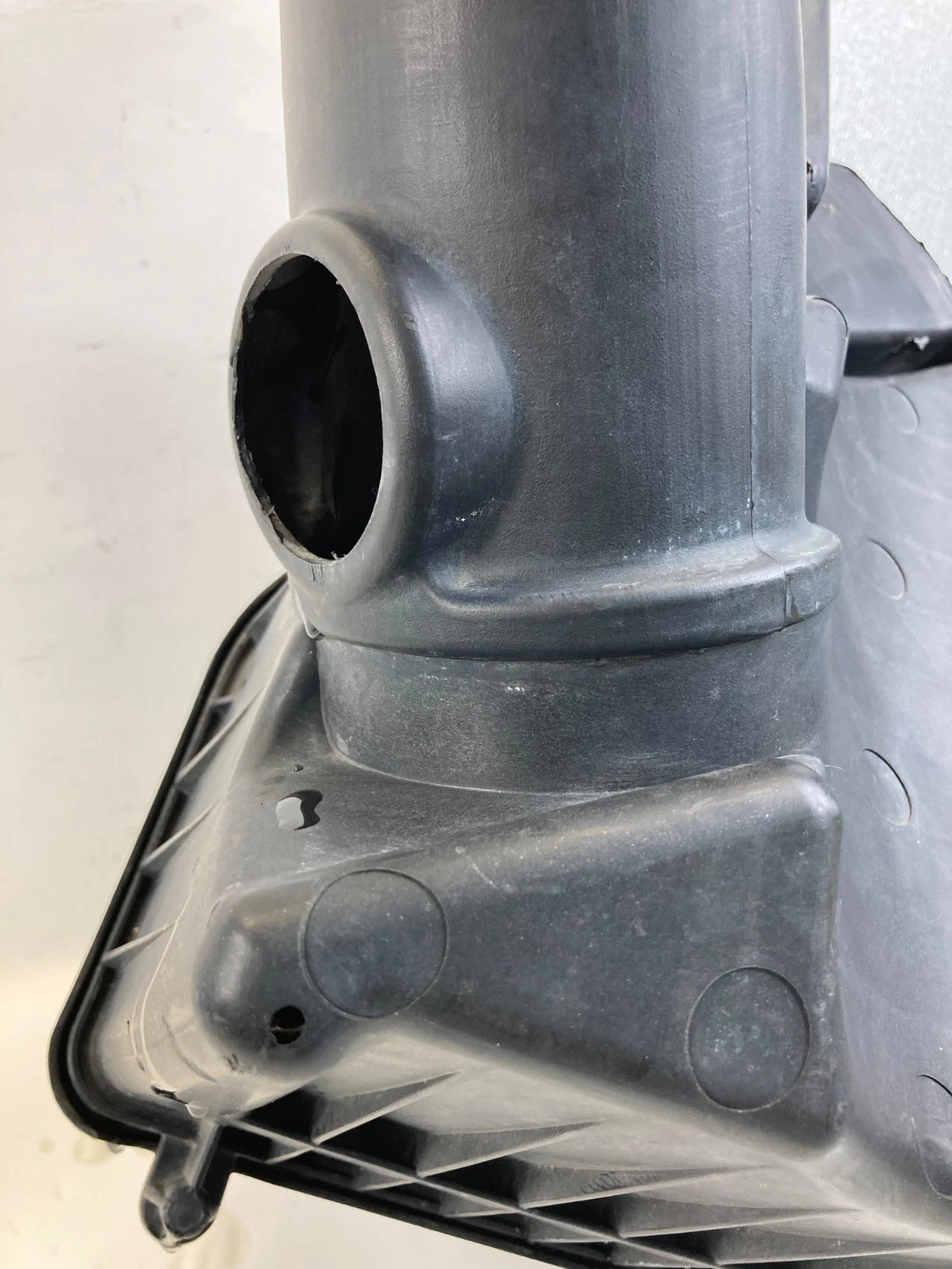 2012-2017 Chevrolet Traverse 3.6L A/T Air Intake Cleaner Box Assembly OEM