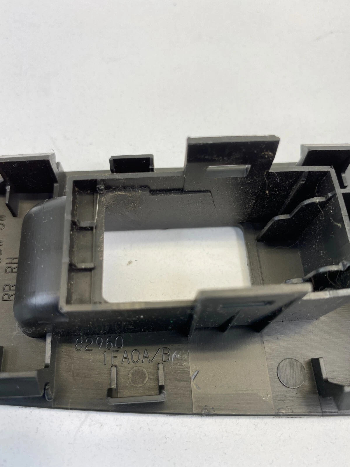 2009-2014 NISSAN CUBE REAR RIGHT DOOR WINDOW SWITCH BEZEL OEM 82960-1FA0A