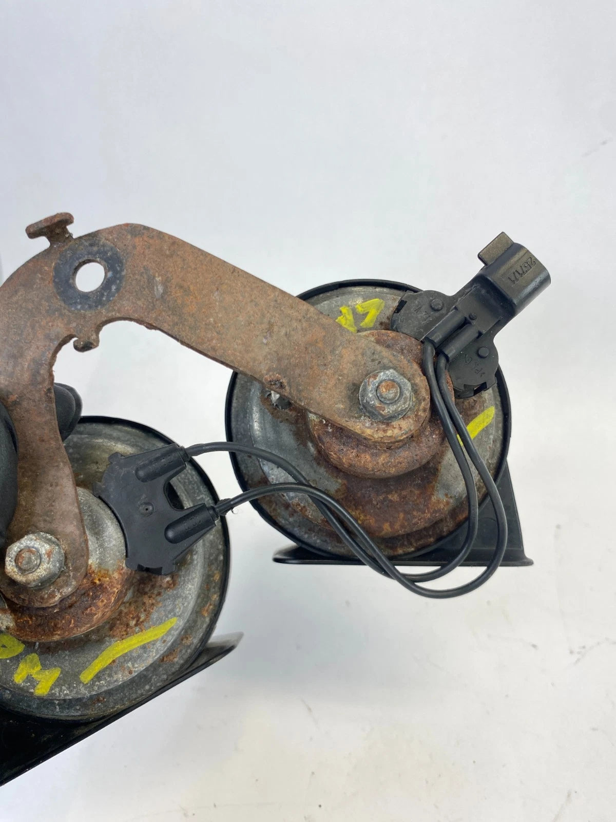 2009-2020 DODGE JOURNEY LOW & HIGH DUAL TONE NOTE HORN AND BRACKET MOUNT OEM