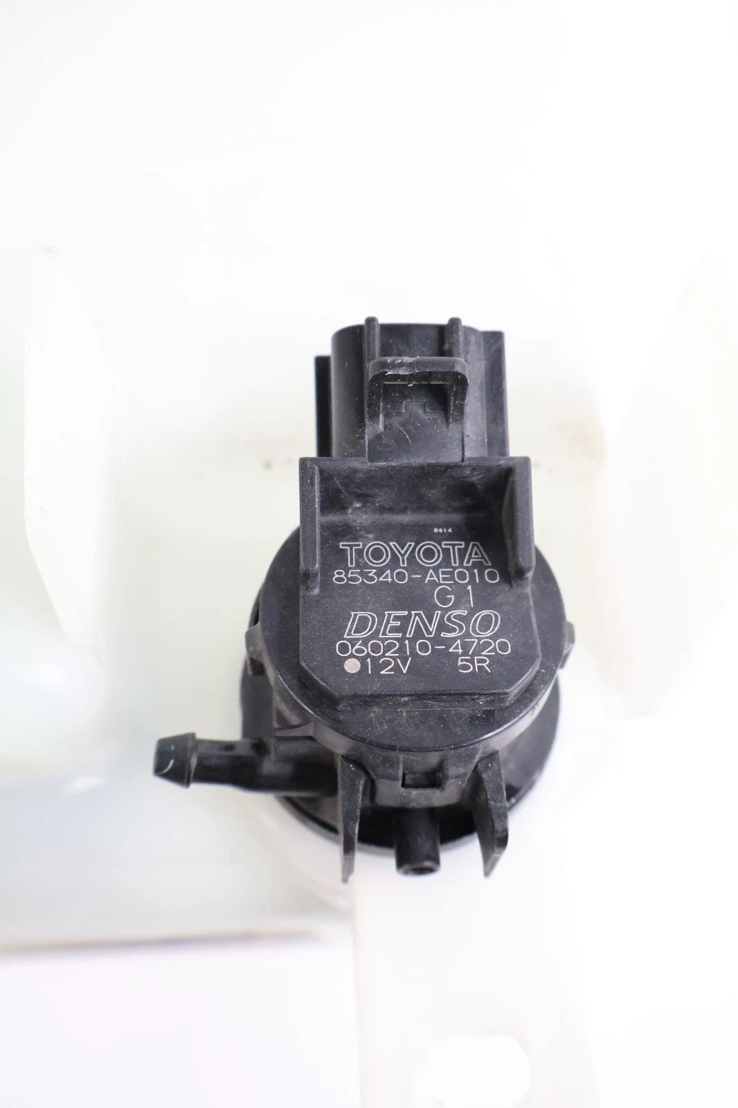 2004-2020 TOYOTA SIENNA WINDSHIELD WASHER FLUID RESERVOIR WITH PUMP 060851-096