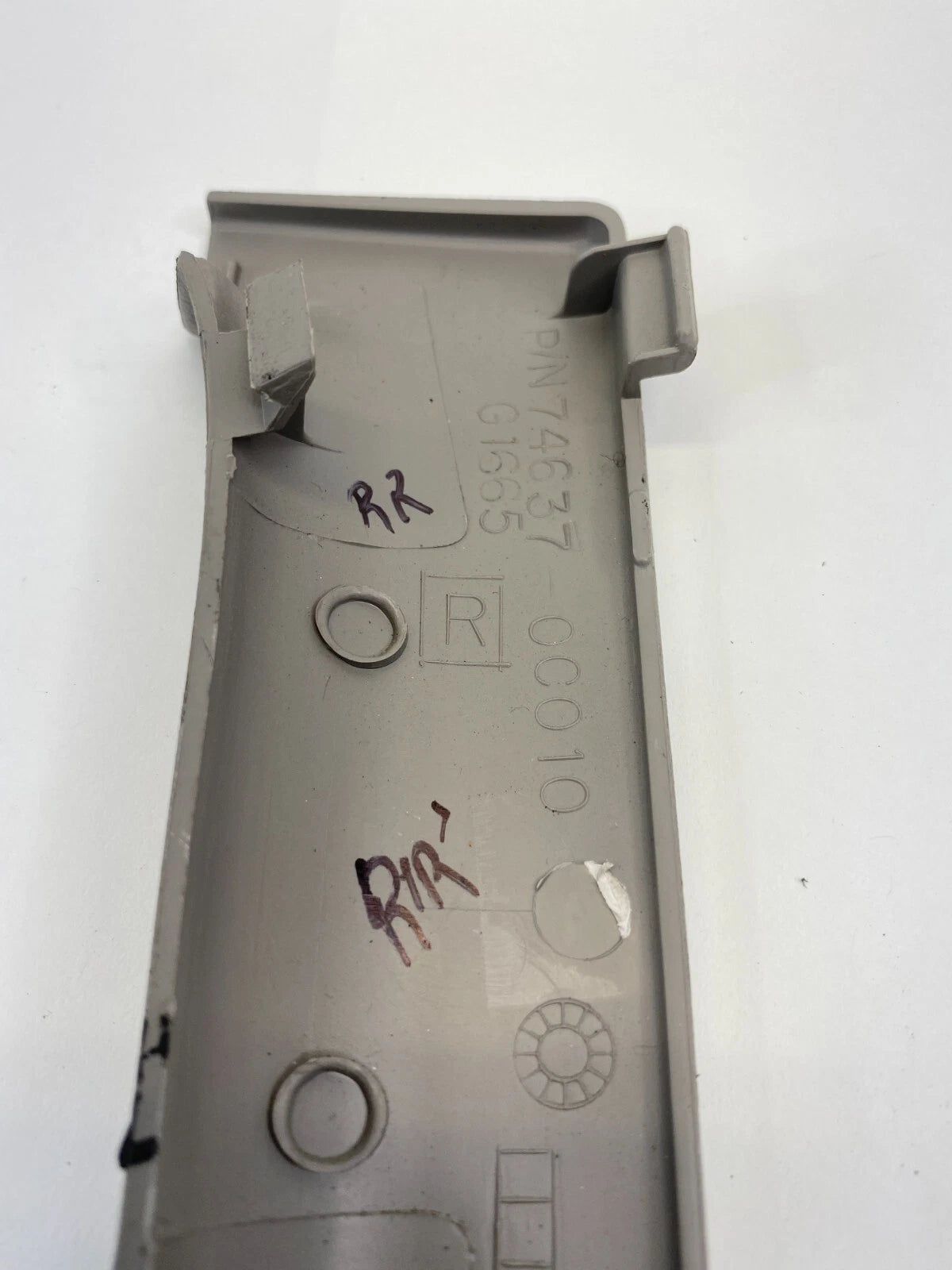 2001-2006 TOYOTA SEQUOIA REAR RIGHT B-PILLAR GRAB HANDLE TRIM COVER 74637-0C010