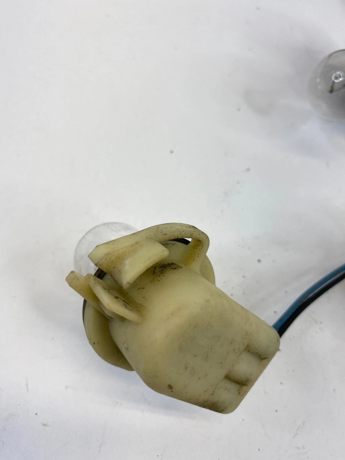 2000-2003 GMC YUKON REAR LEFT DRIVER SIDE TAIL LIGHT TAILLIGHT SOCKET CONNECTOR