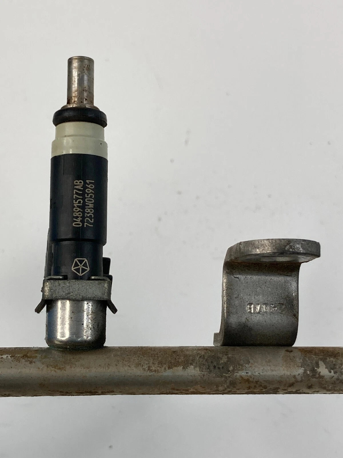 2008-2014 DODGE AVENGER 2.4L A/T FUEL INJECTOR RAIL SET 04891577AB OEM