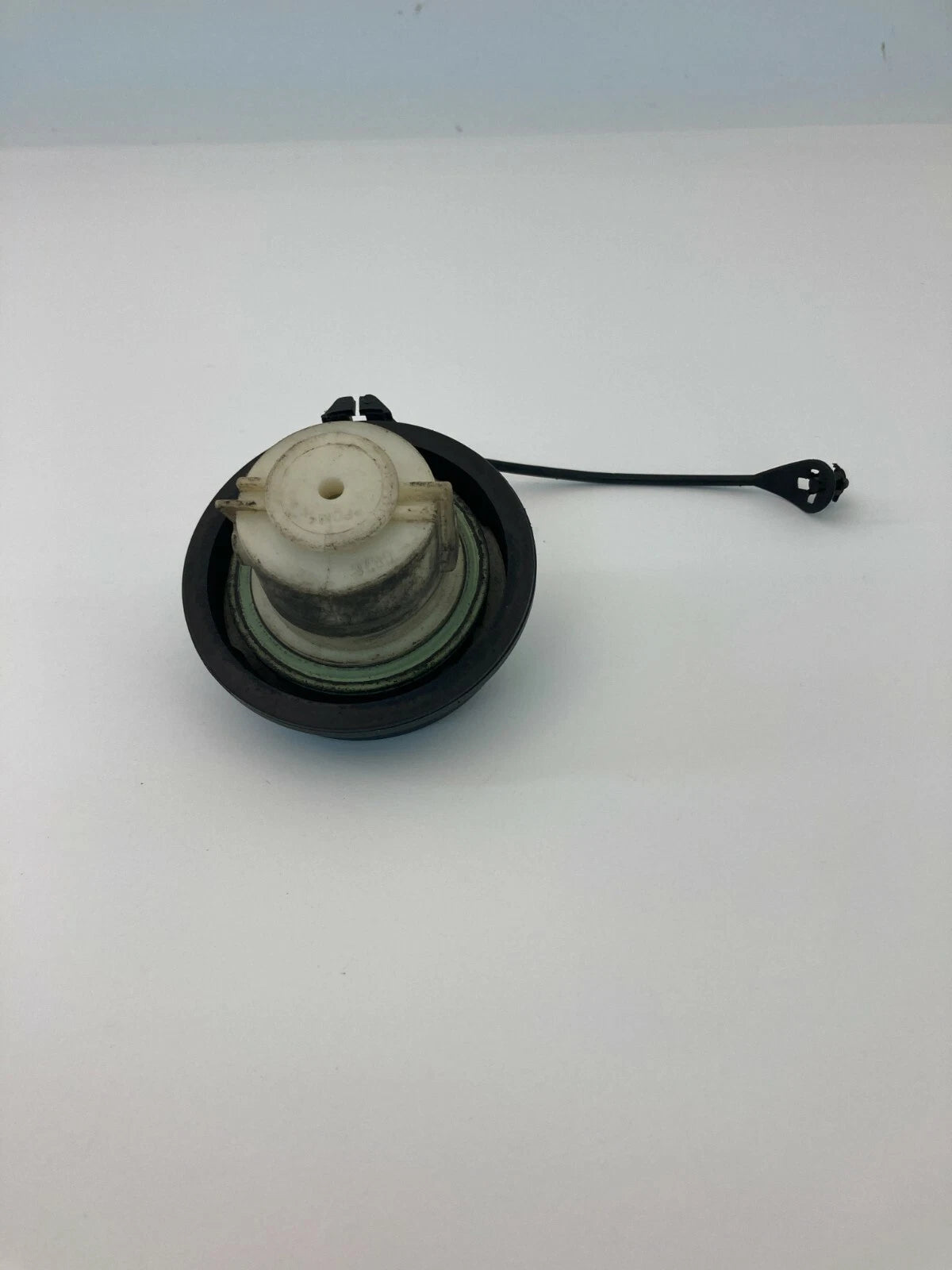 05 06 07 08 09 10 PONTIAC G6 SEDAN 3.5L FUEL FILLER GAS TANK CAP TOP COVER OEM