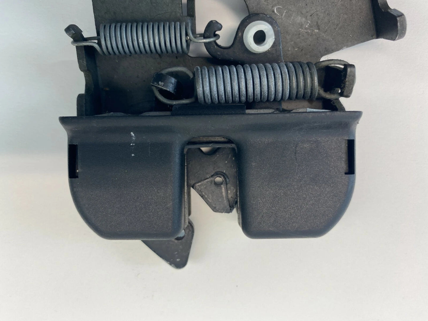 04 05 BMW 545I SEDAN REAR LEFT FOLDING SEAT LATCH LOCK FRAME BASE 52207112863
