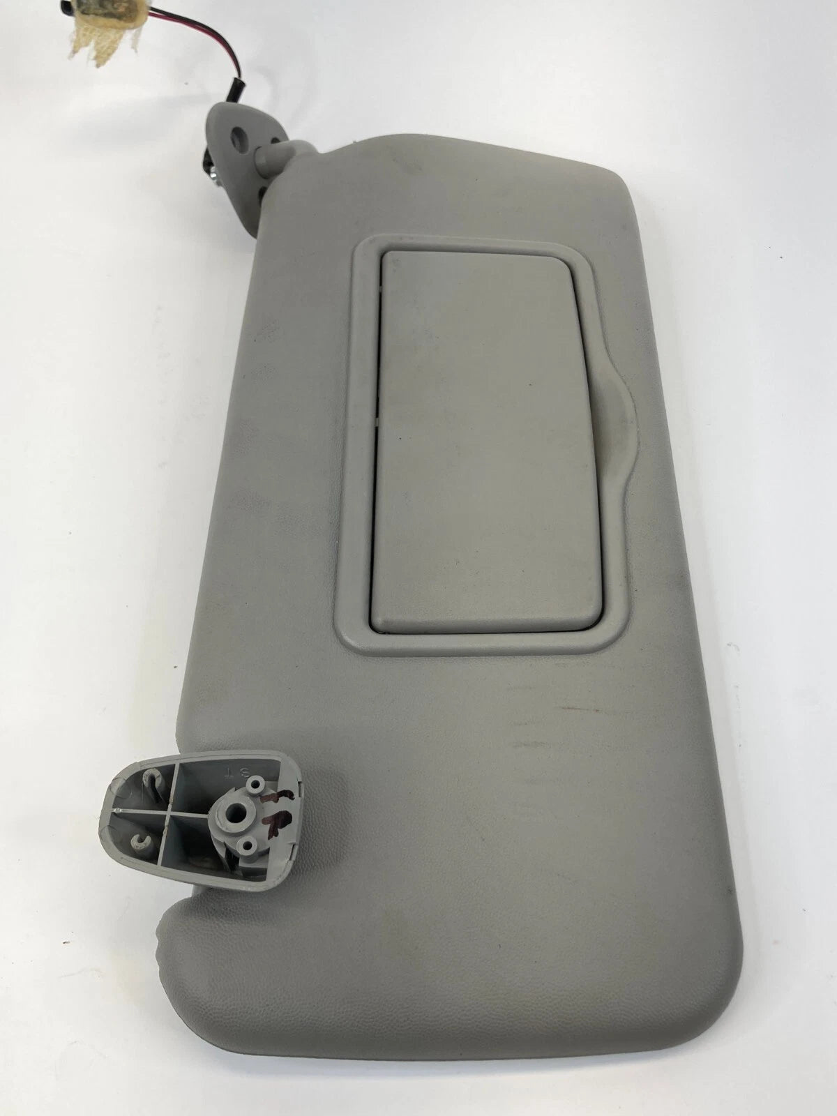 2004-2009 CADILLAC SRX RIGHT PASSENGER SIDE SUNVISOR SUN VISOR SHADE W/ MIRROR